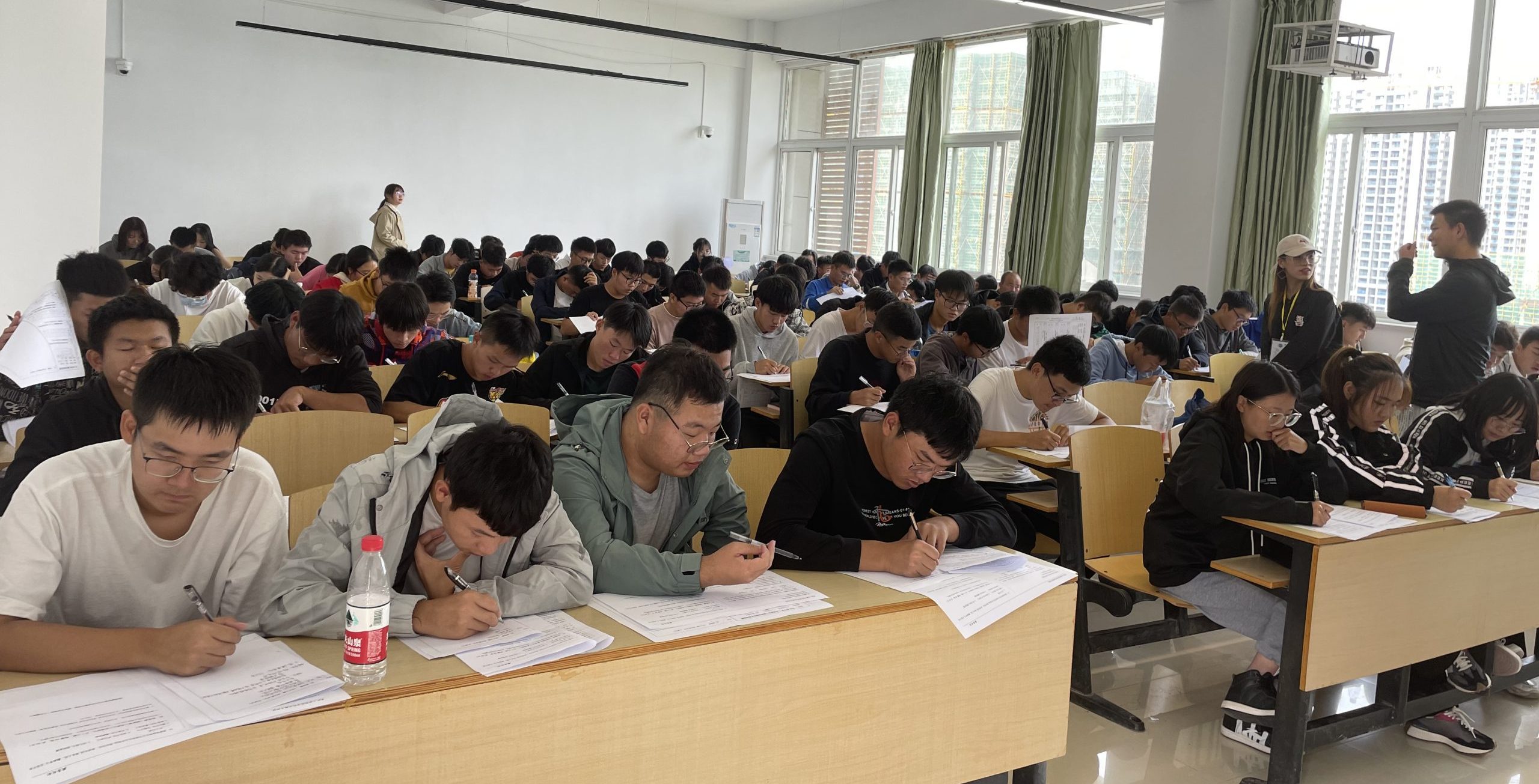 武汉工程科技学院开展2021级新生《学生手册》考试