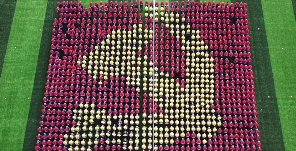 【长江日报大武汉】超燃！1200名大学新生方阵拼图表白祖国