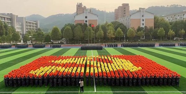 【湖北日报】1200名新生列出花式方阵，向党和祖国表白
