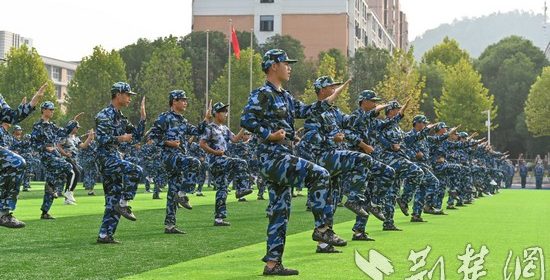 【荆楚网】好燃！武汉一高校1200名新生创新方阵表演表白祖国