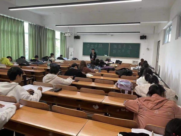 2021级经济与管理学院新生学生手册知识考试顺利举行
