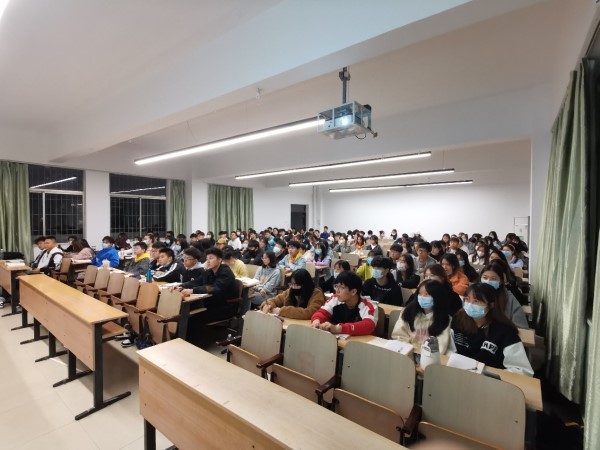 深入了解改革开放史——经济与管理学院院长胡晓峰老师为我院入党积极分子培训班授课