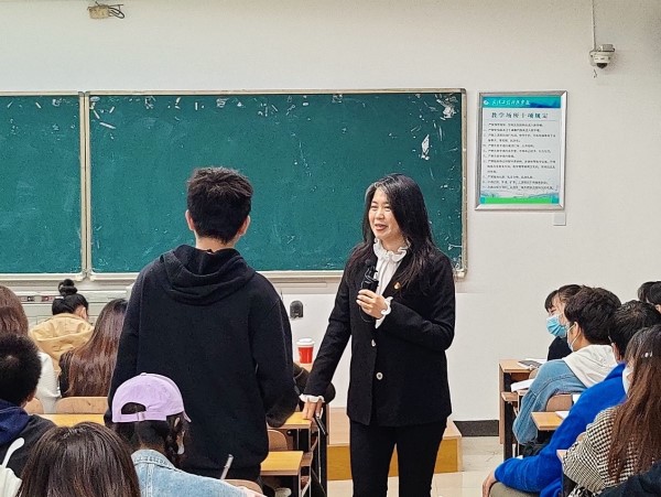 “学百年党史，做时代先锋” ——武汉工程科技学院副校长郭霖老师为我院入党积极分子培训班授课