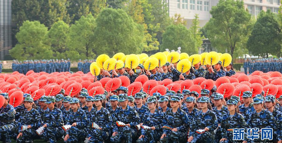 【新华网】武汉工程科技学院新生用军训方阵拼出响亮口号