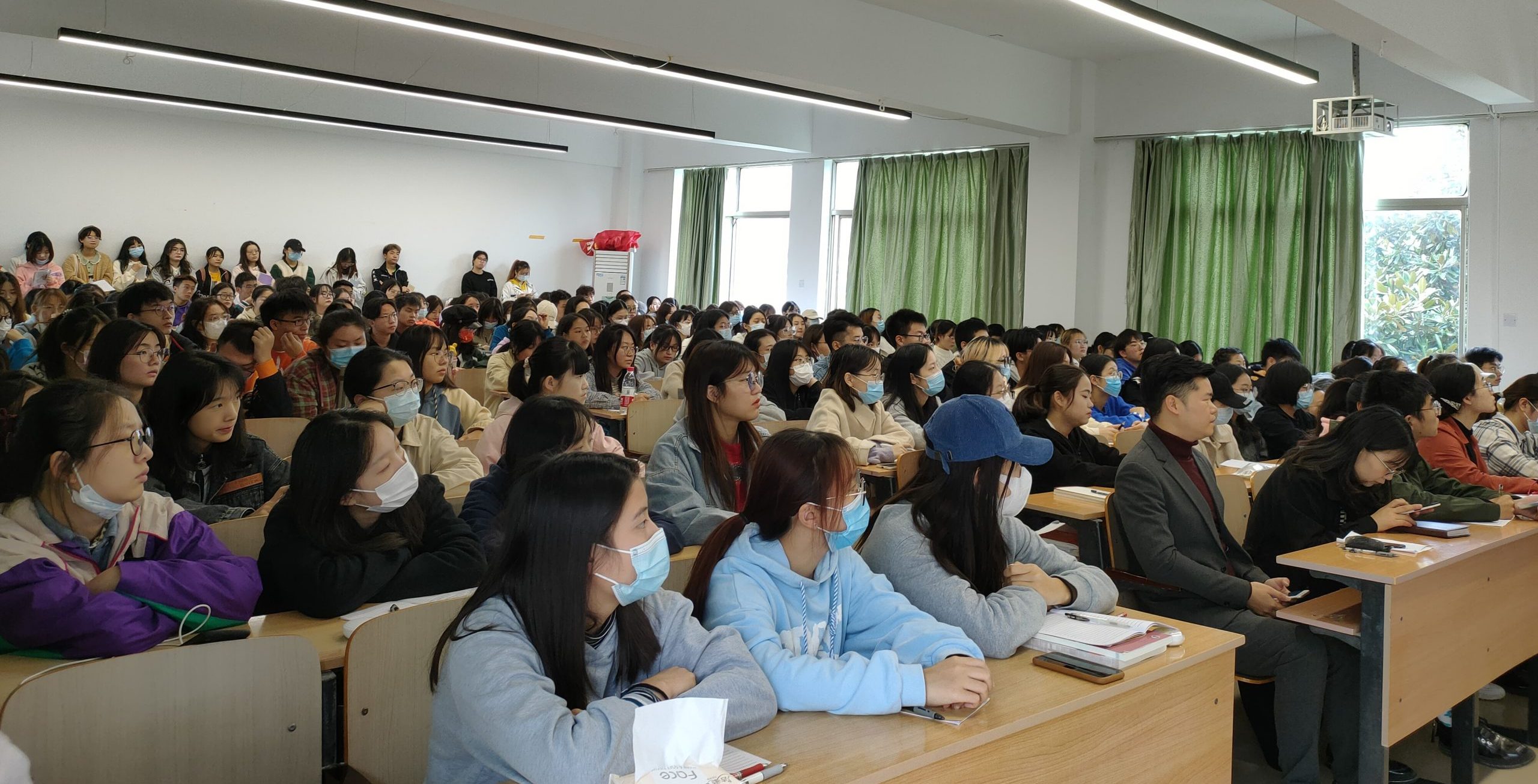 奋斗百年路，启航新征程 ——人文学院组织开展第33期党校培训