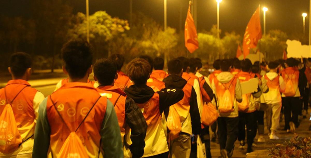 【极目新闻】武汉一高校师生挑战百里夜行，用脚步体验红军长征