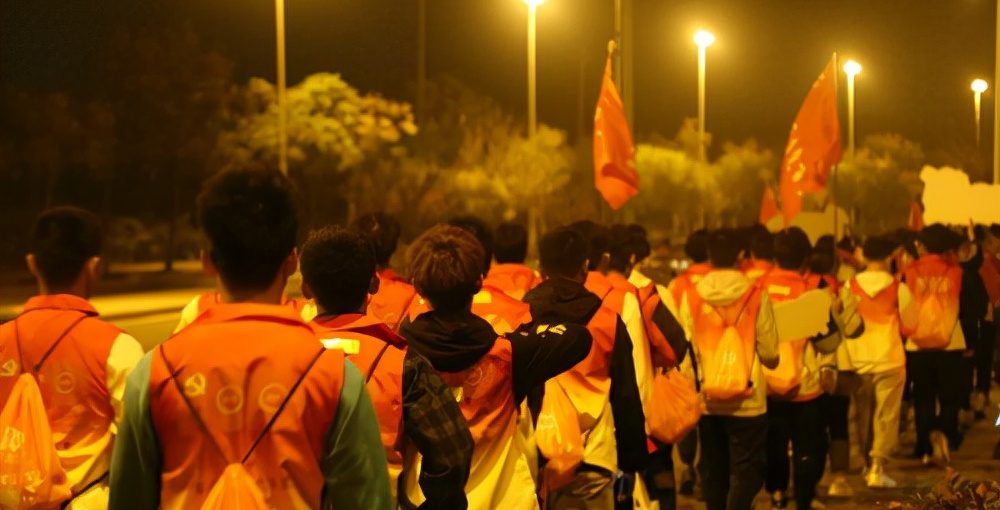 【新华在线网】武汉工程科技学院举行师生庆党百年夜行长征百里红军长征体验活动