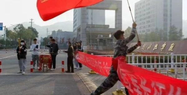 【中新网】武汉一高校师生挑战“百里夜行军”