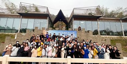 武汉工程科技学院国际教育学院举行英语浸泡月之马术体验