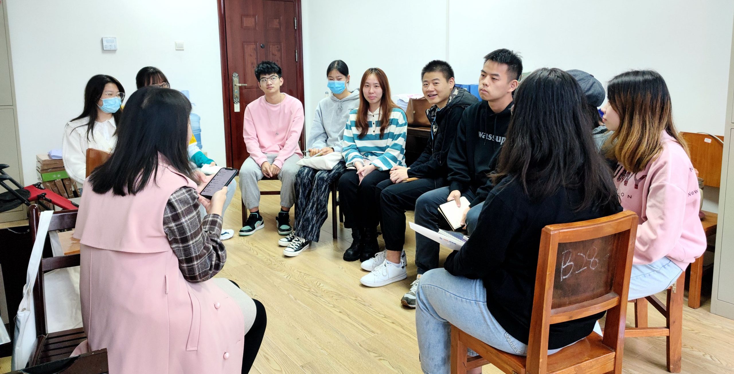 人文学院校内教学实习基地江城译站召开教学指导会议