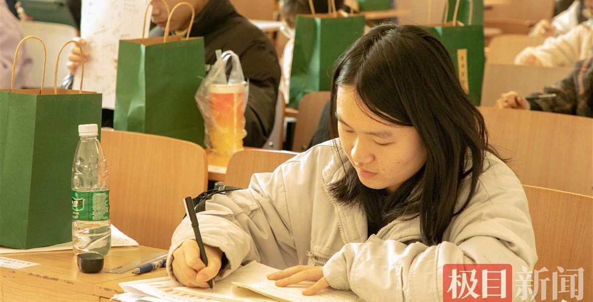 【极目新闻】暖心！武汉一高校为考研学子送“加油包”