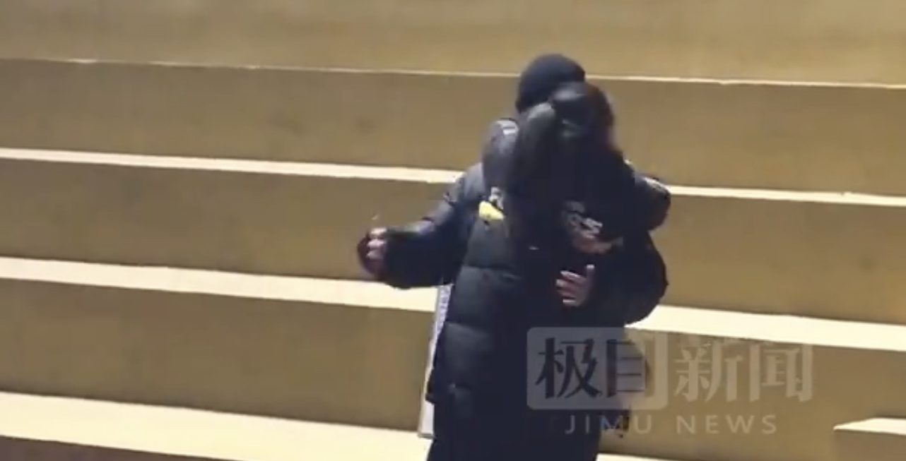 【极目新闻】温暖你的冬天！武汉一高校学生校园送拥抱
