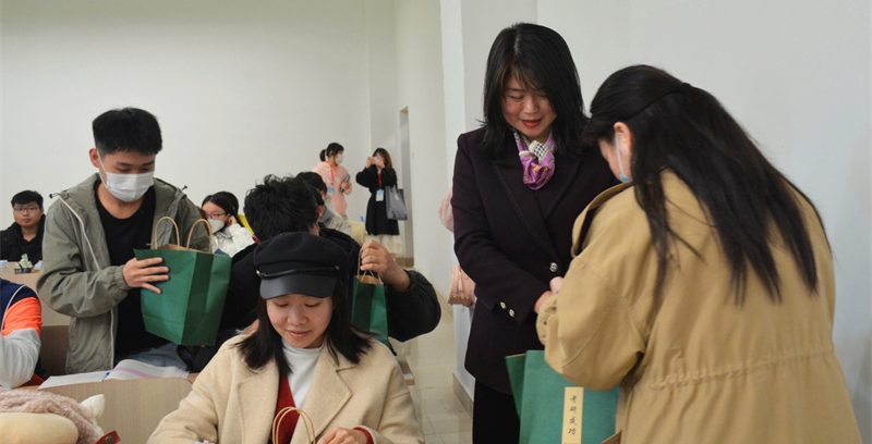 【人民视点】武汉工程科技学院为考研学子送“加油包”