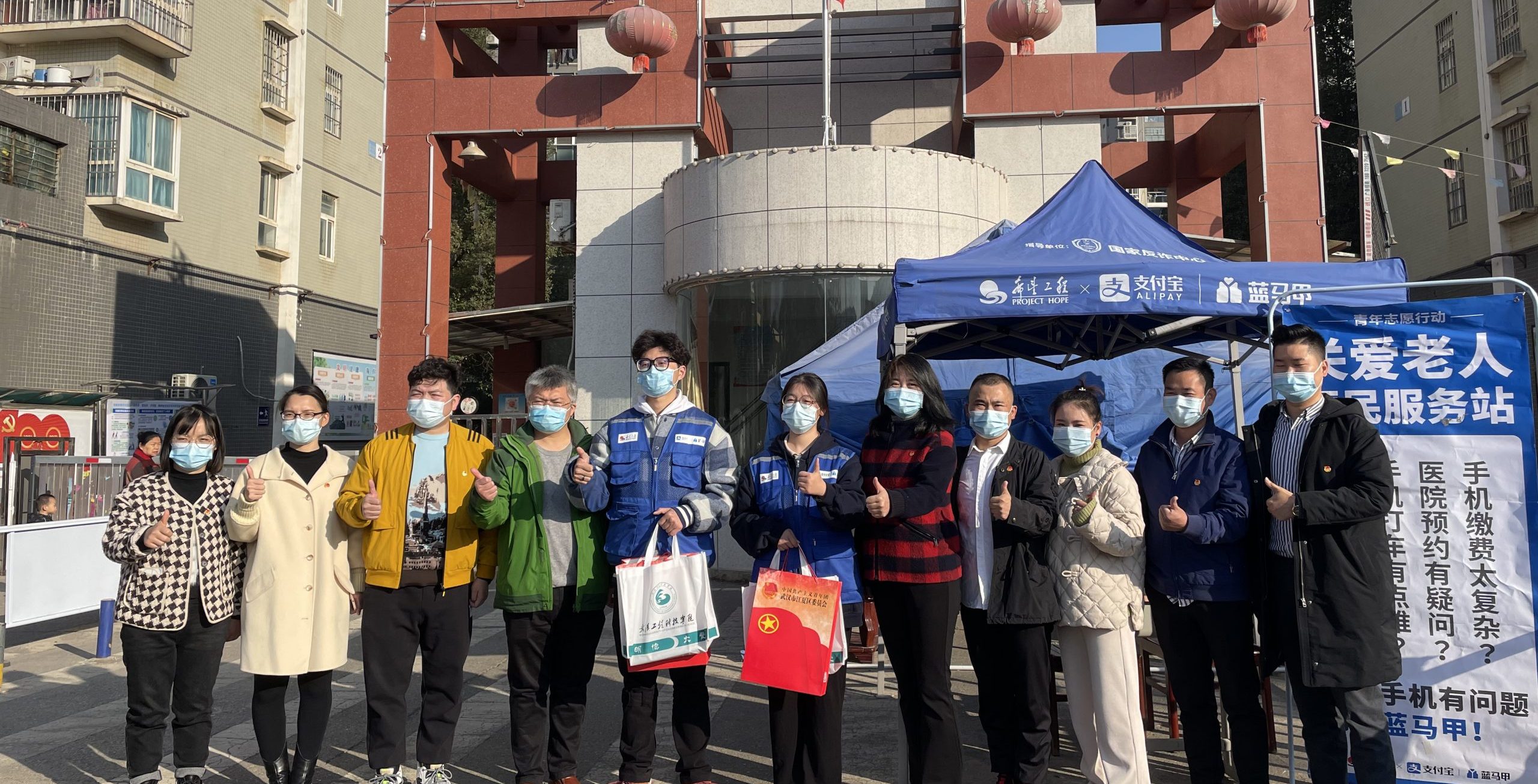 国际志愿者日|谢谢你们，“蓝马甲”志愿者！