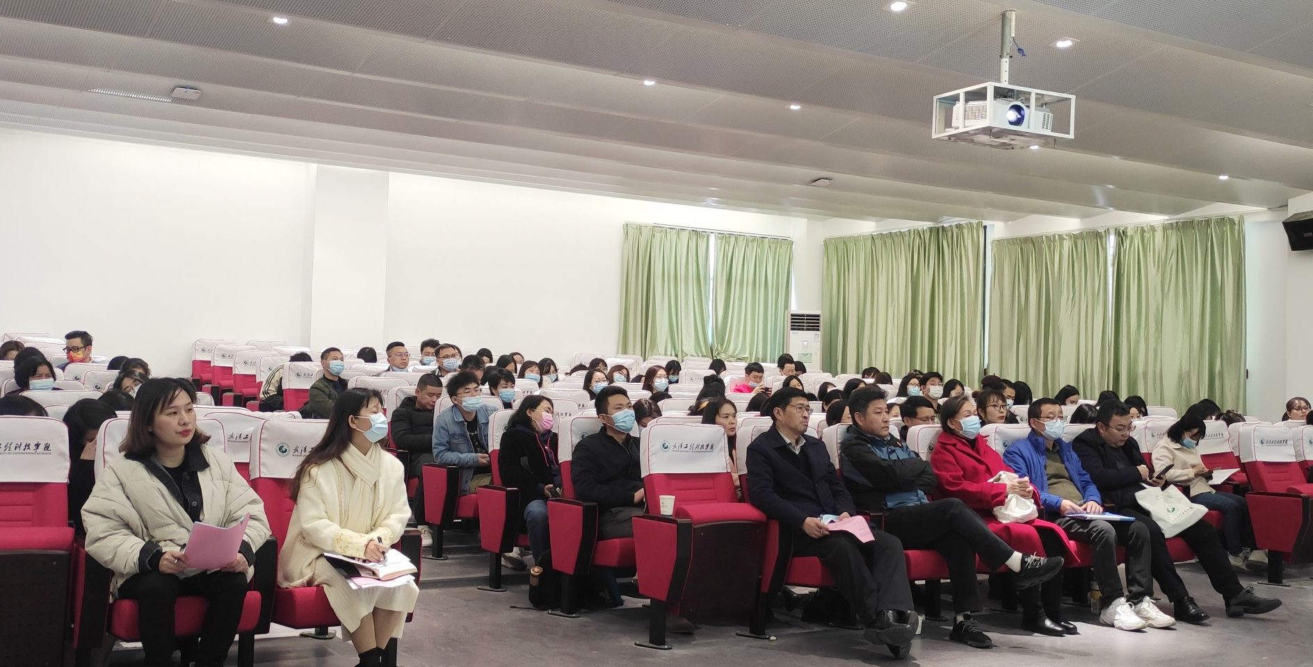 聚焦立德树人，推进“课程思政”建设 ——武汉工程科技学院召开“课程思政”建设交流研讨会