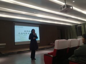 学校党委副书记郭霖副教授为2021级新生讲形势与政策课