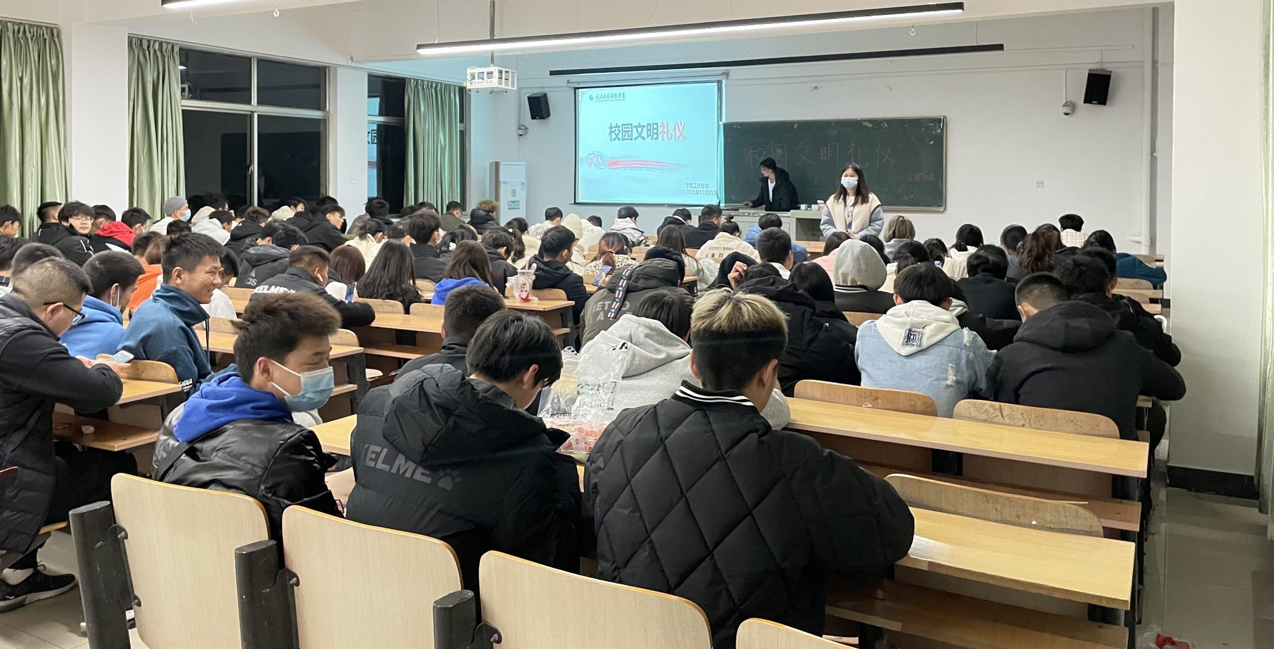 增强理想信念 补足精神之钙 人文学院开展理想信念教育主题班会