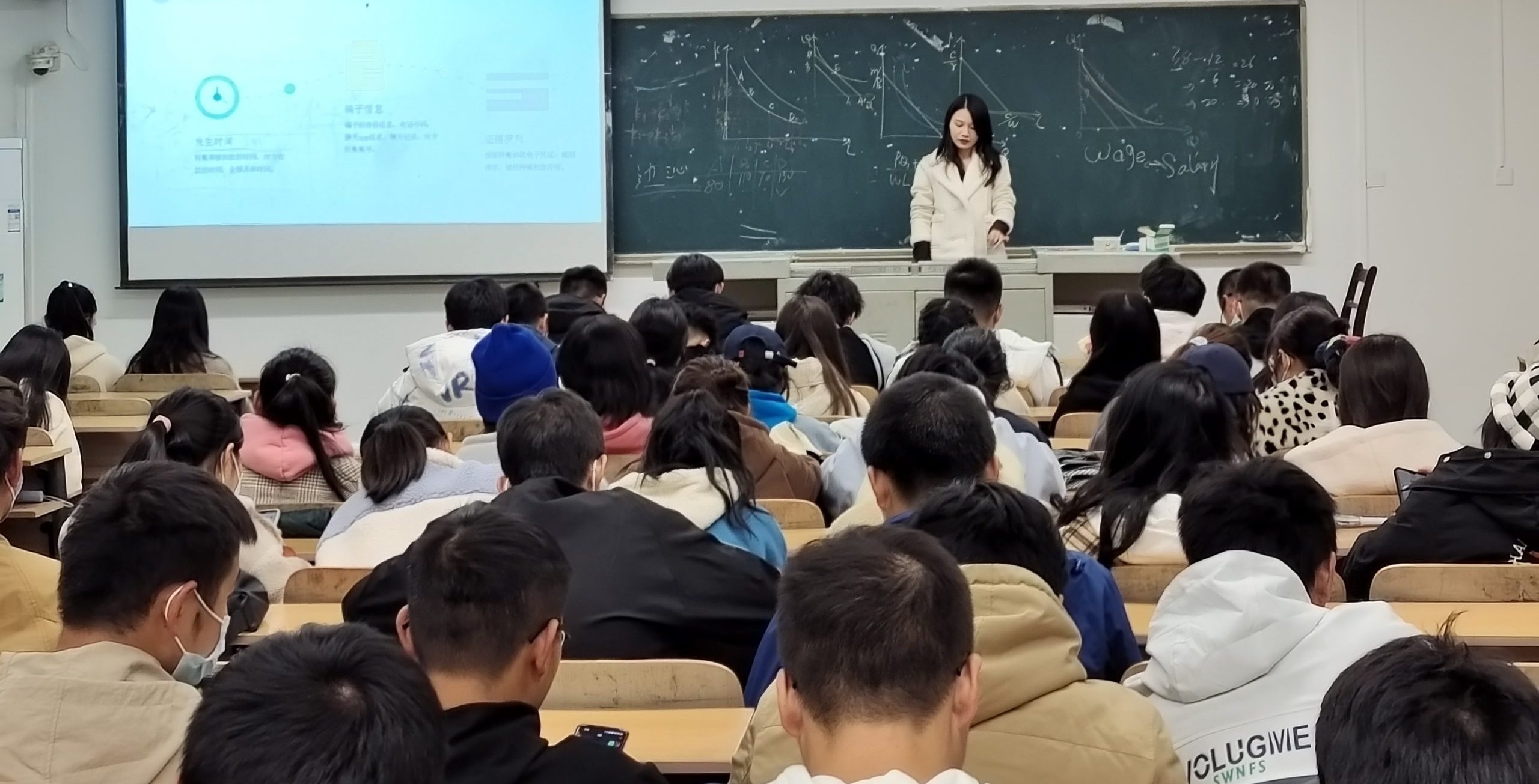 实现和谐新风 构建文明校园 人文学院开展校园文明礼仪主题班会