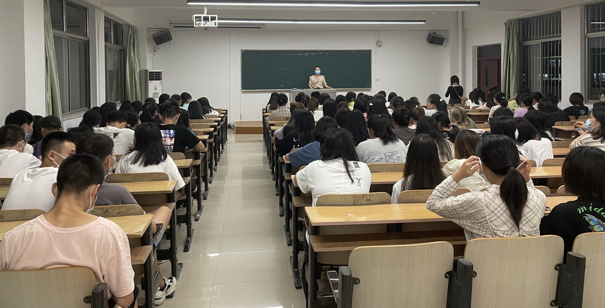 创建优良学风 争做优秀学子 人文学院开展学风建设主题班会