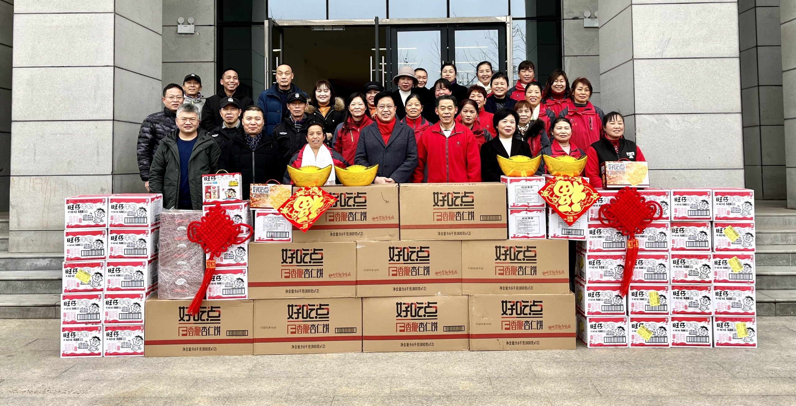 学校执行董事陈香山慰问春节坚守岗位值班人员