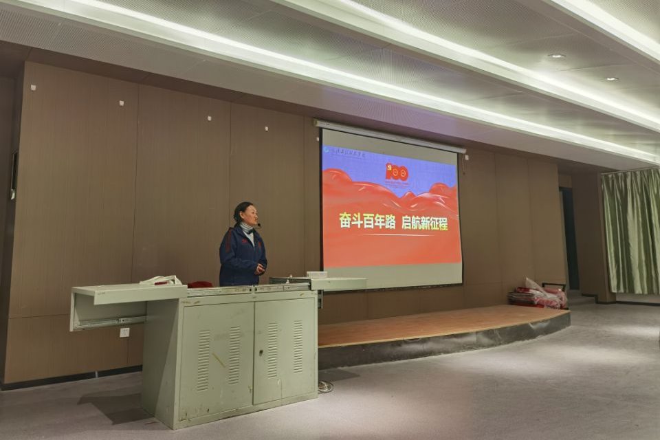 奋斗百年路，启航新征程：校党委书记高芸教授为新生讲授形势与政策课