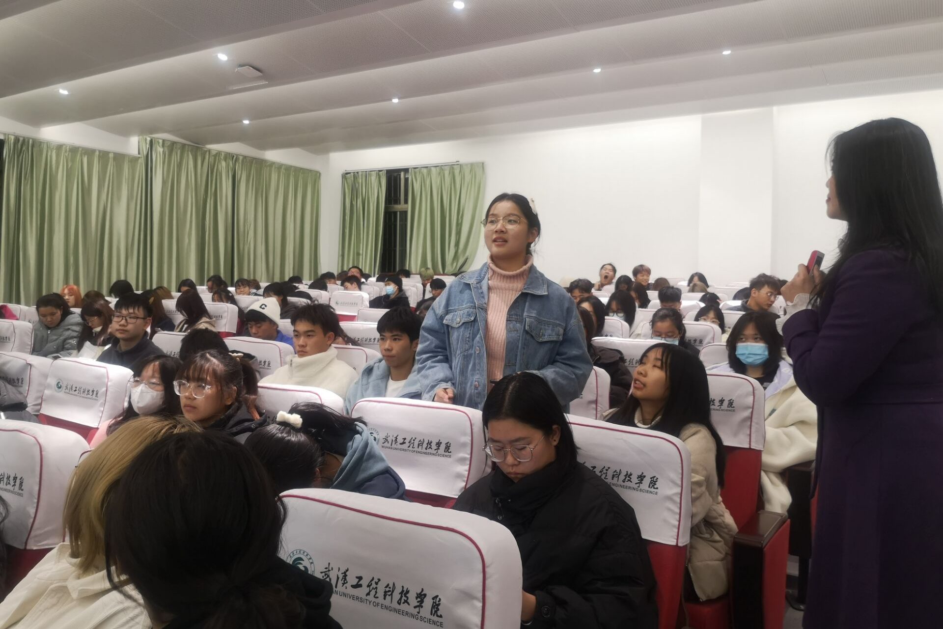 学校党委副书记为2021级新生讲形势与政策课