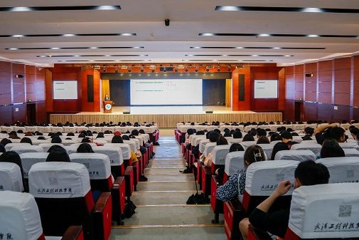 党委副书记郭霖为学生们上思政课：看懂新发展格局这盘大棋