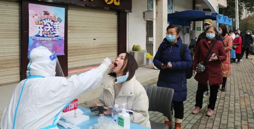 武汉工程科技学院组织全体教职员工开展核酸检测工作