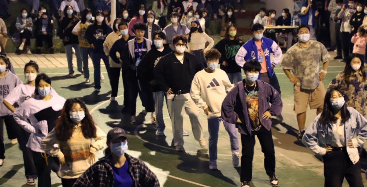【极目新闻】快看！这群大学生演绎别样的广场舞