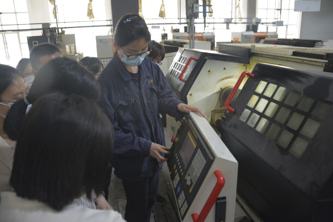 以老带新传帮带，机械自动化系开展学习教育活动