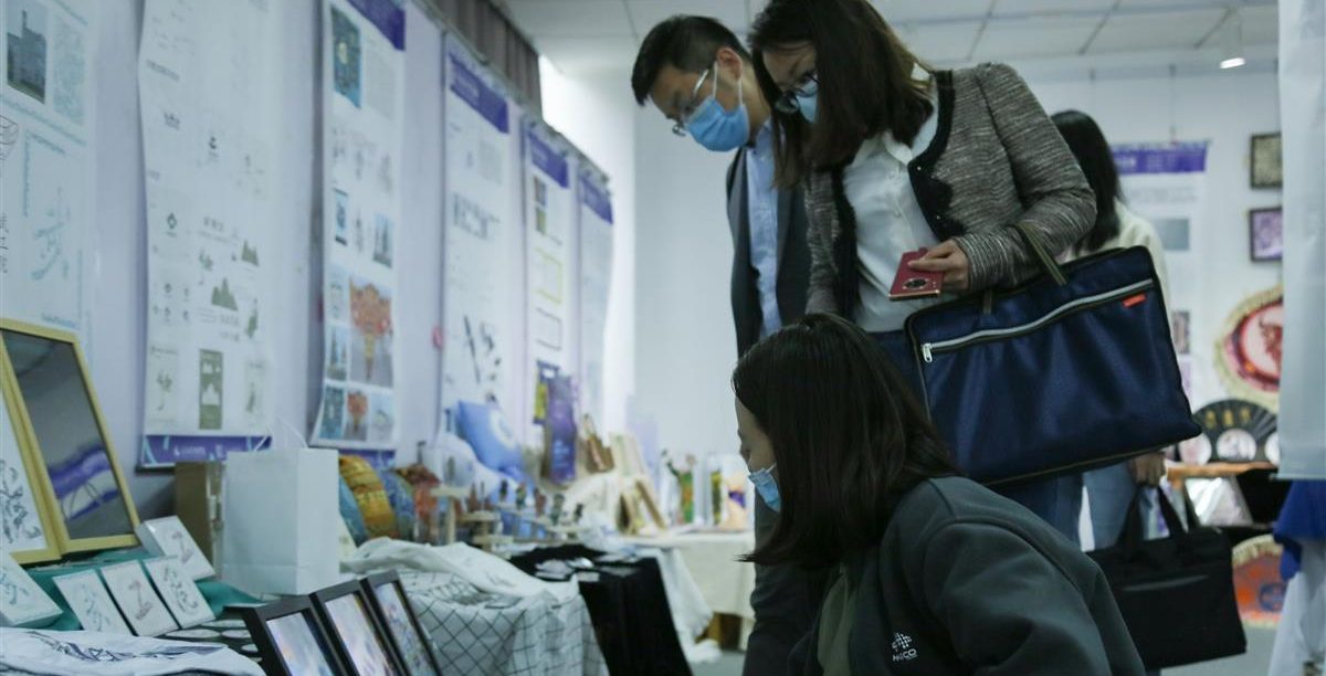 【湖北日报】直播带岗、送岗进校、开设网络面试间，这所高校多措并举促就业