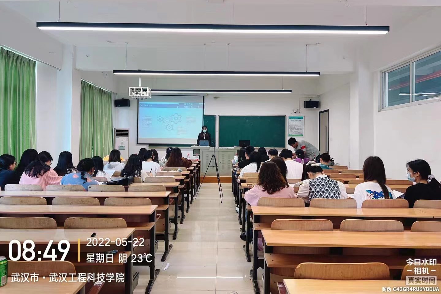 艺术与传媒学院顺利开展毕业设计（论文）答辩