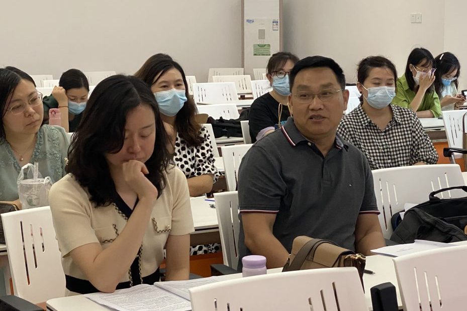 马克思主义学院召开教育教学研究课题中期检查汇报会