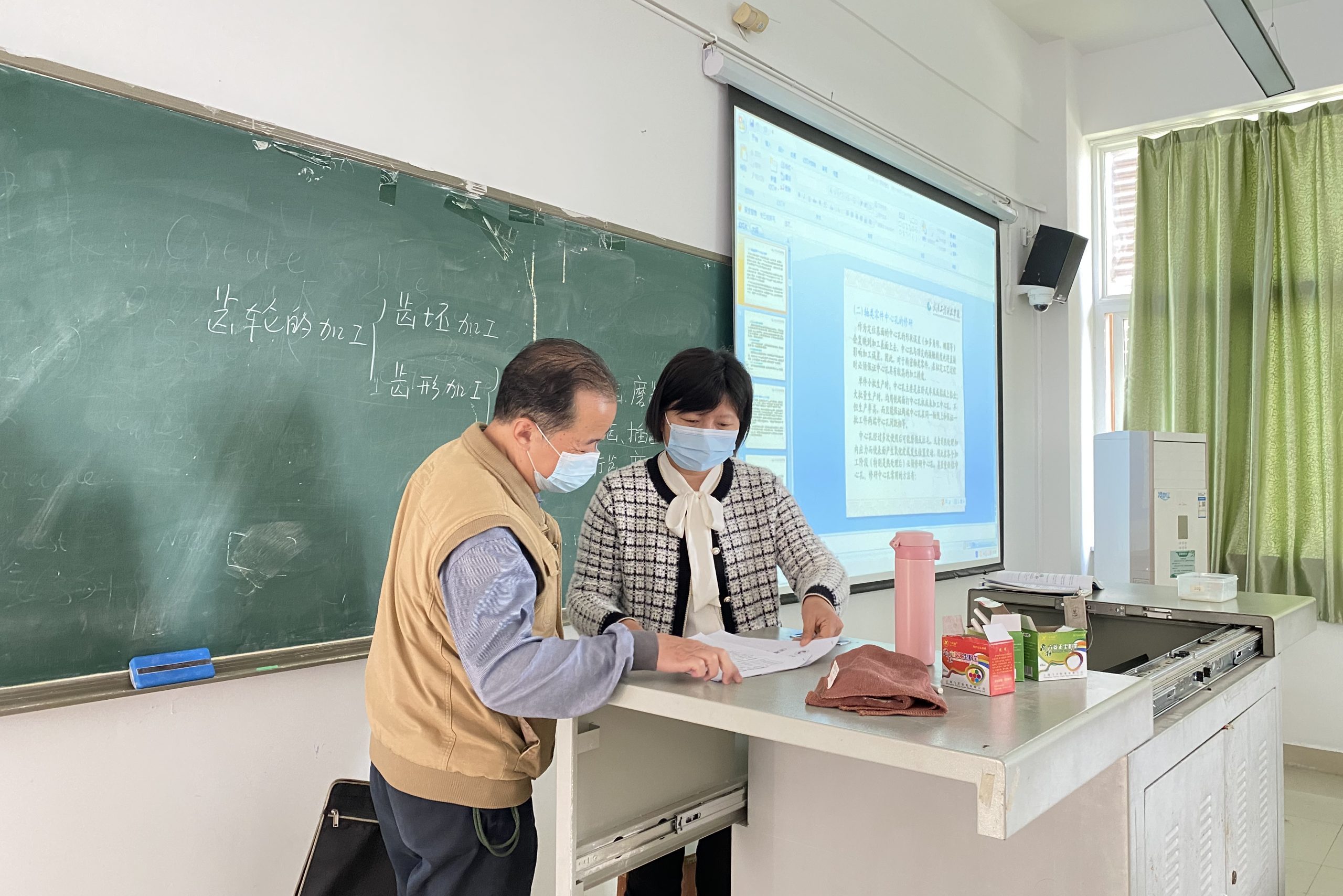 教学质量管理中心开展教师课堂“五带”检查工作
