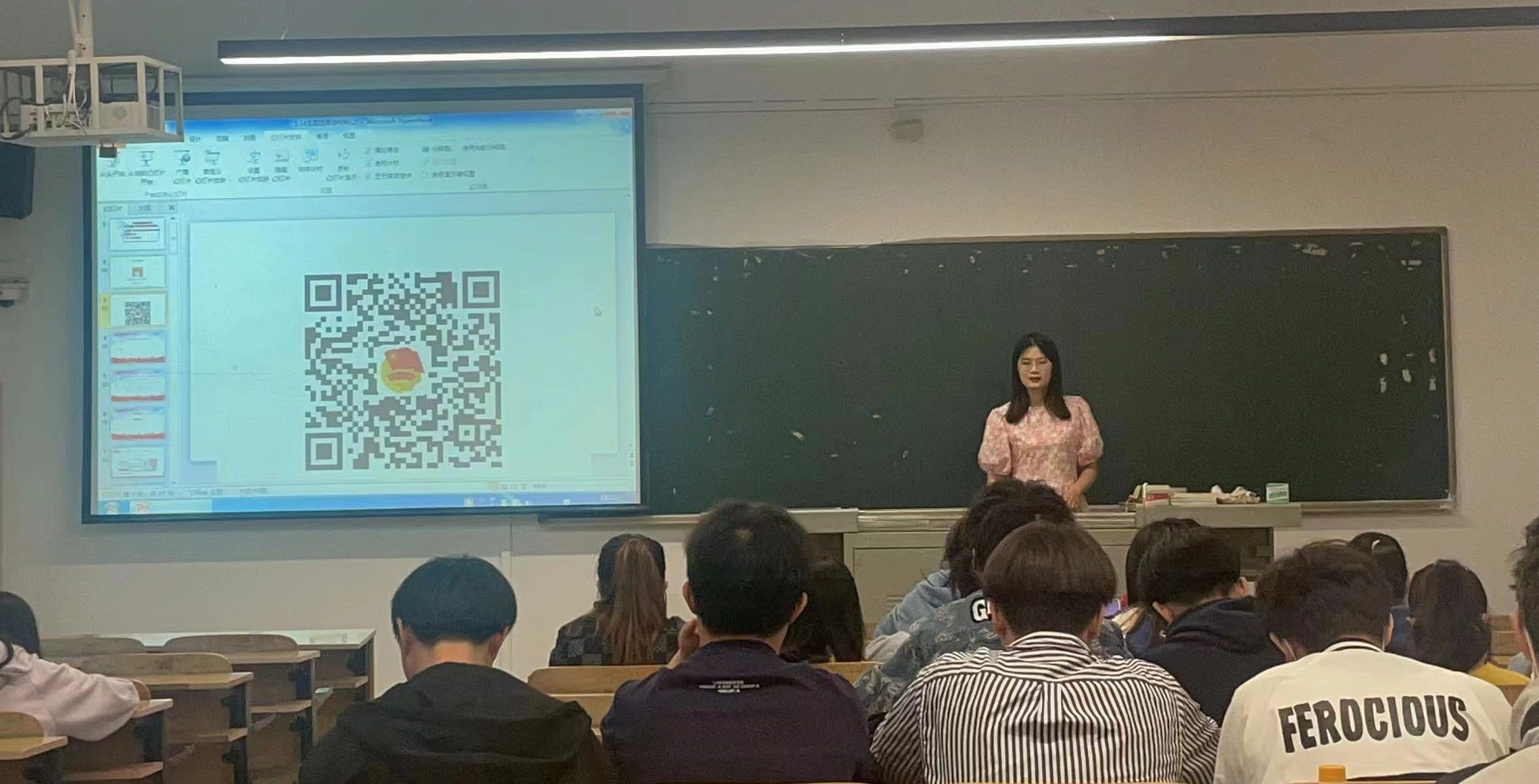 百年芳华跨山海 时代青年担使命 人文学院开展学习建团百年大会的讲话主题班团会