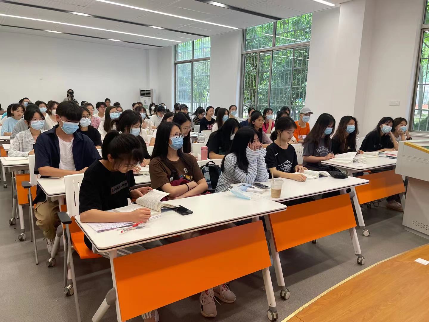 展现教师风采 打造示范课堂  ——马克思主义学院举办“纲要”公开示范课展示活动