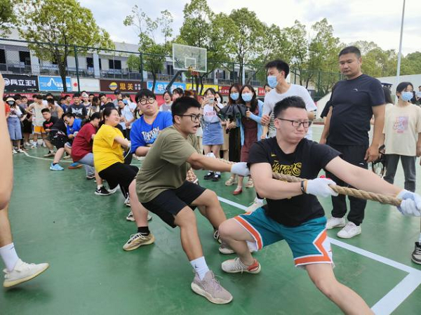 团结就是力量—经管学院在校级拔河比赛中荣获亚军