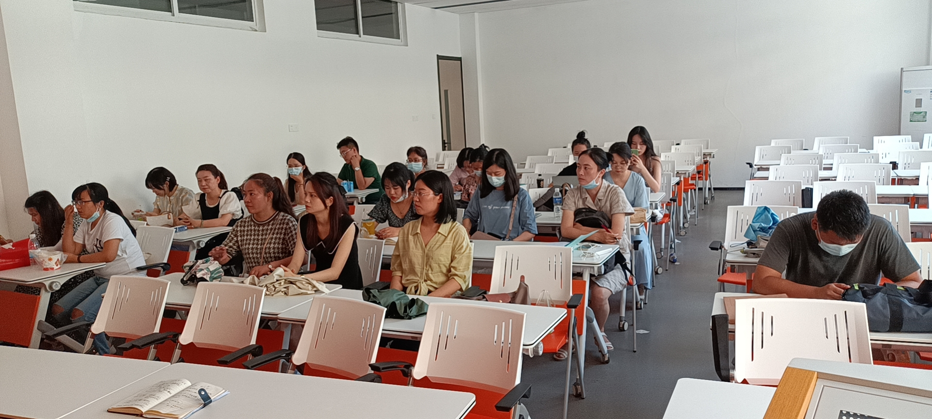 理论牵引 赋能启行  实践筑基 提质增效——人文学院公共外语教学部开展外语课堂教学评价研修班转训活动