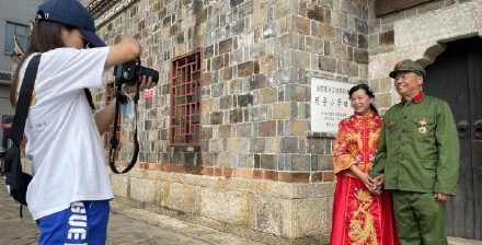 【光明网】定格“不老爱情”！武汉高校学生连续八年为千余老人补拍婚纱照