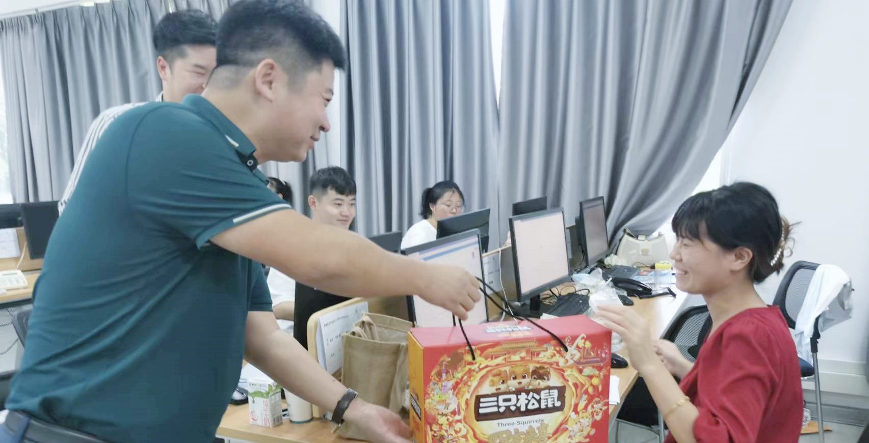 校领导深入招生录取工作现场慰问指导