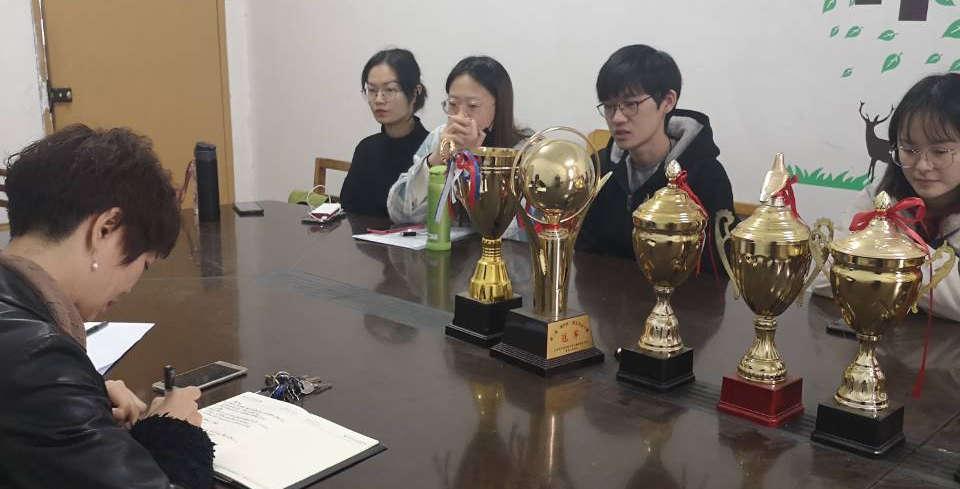 人文学院党总支书记深入学生第一党支部调研工作