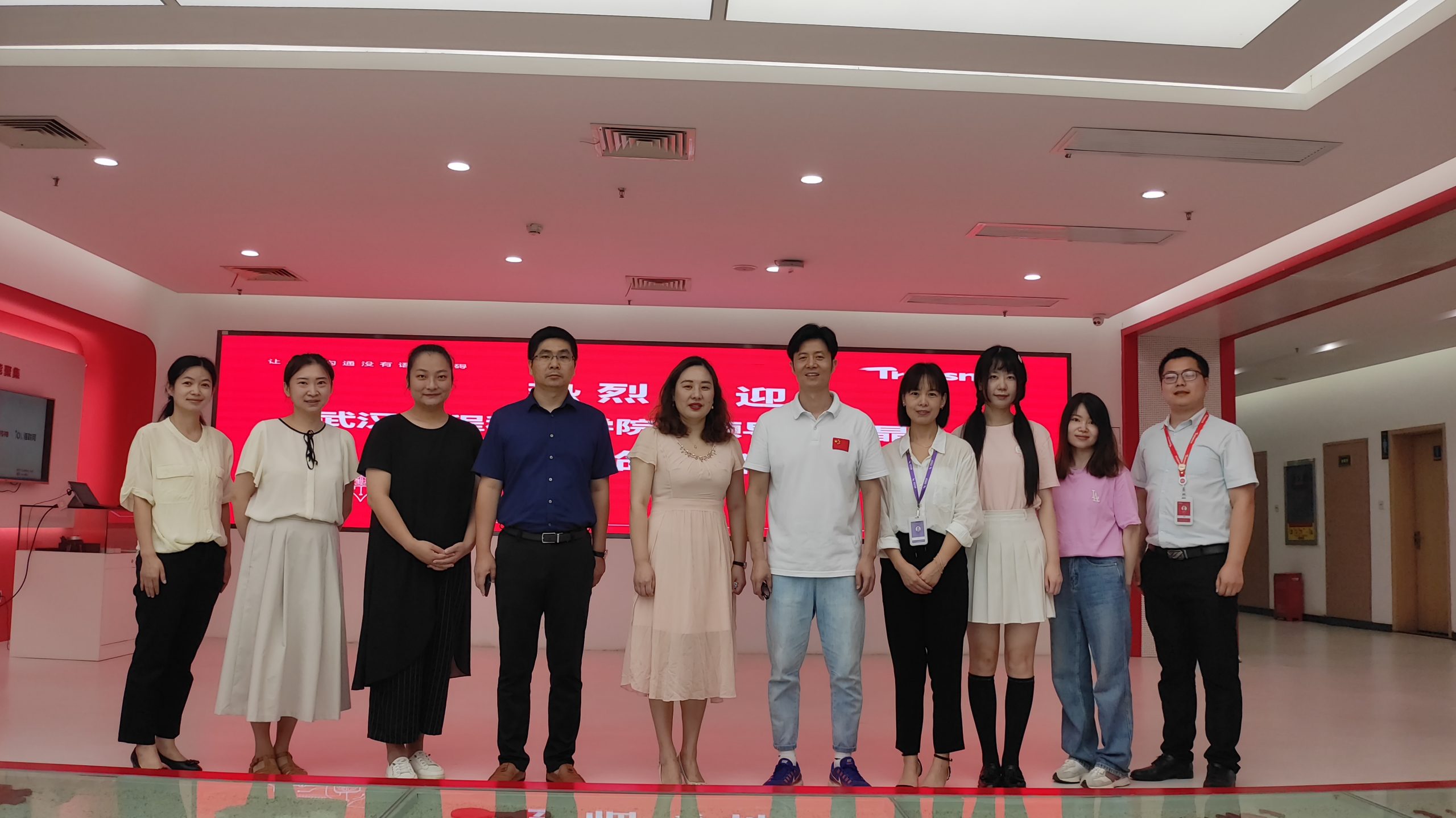 校领导到武汉传神公司慰问英语系暑期挂职教师