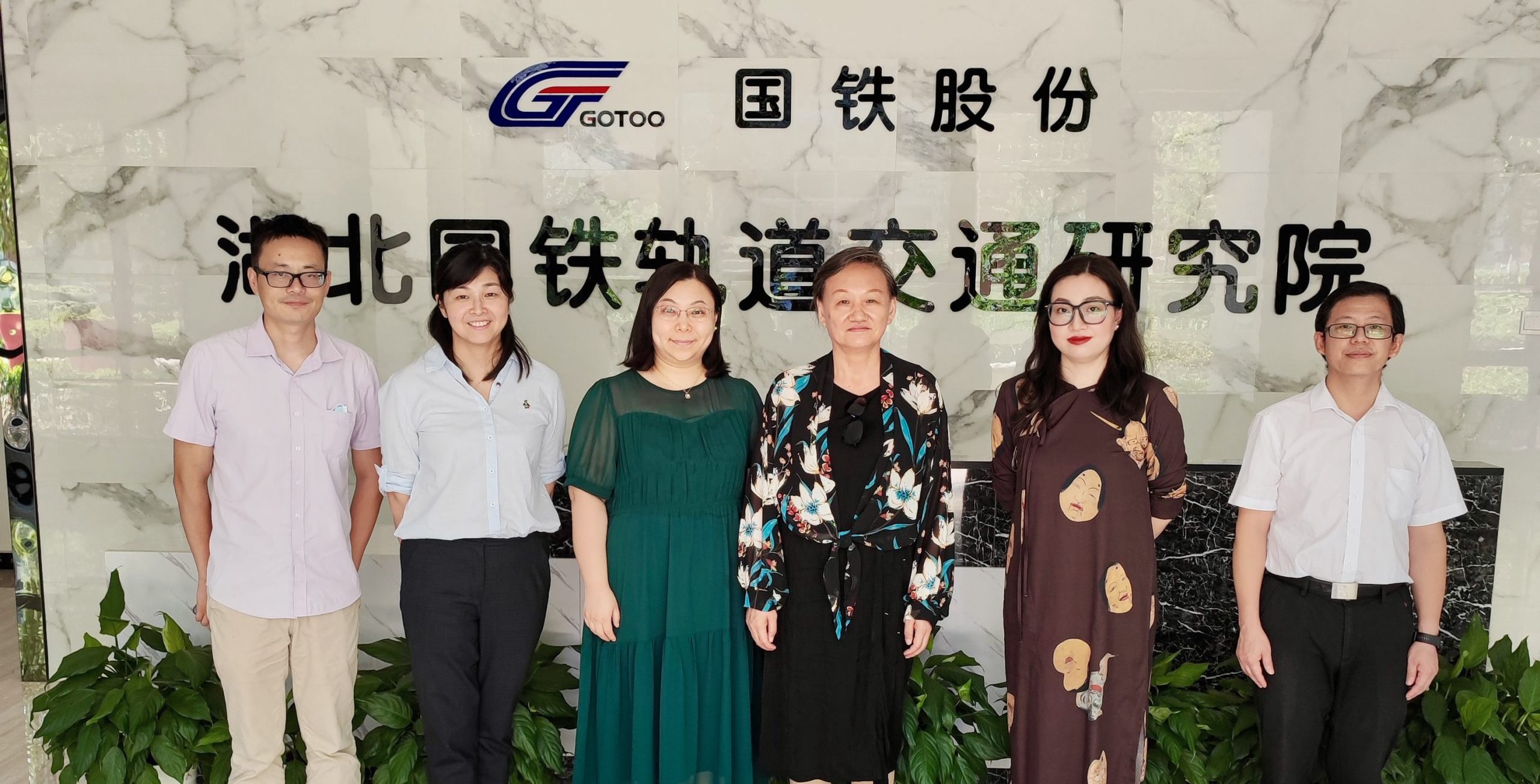 学校党委书记高芸带队走访慰问企业挂职锻炼教师