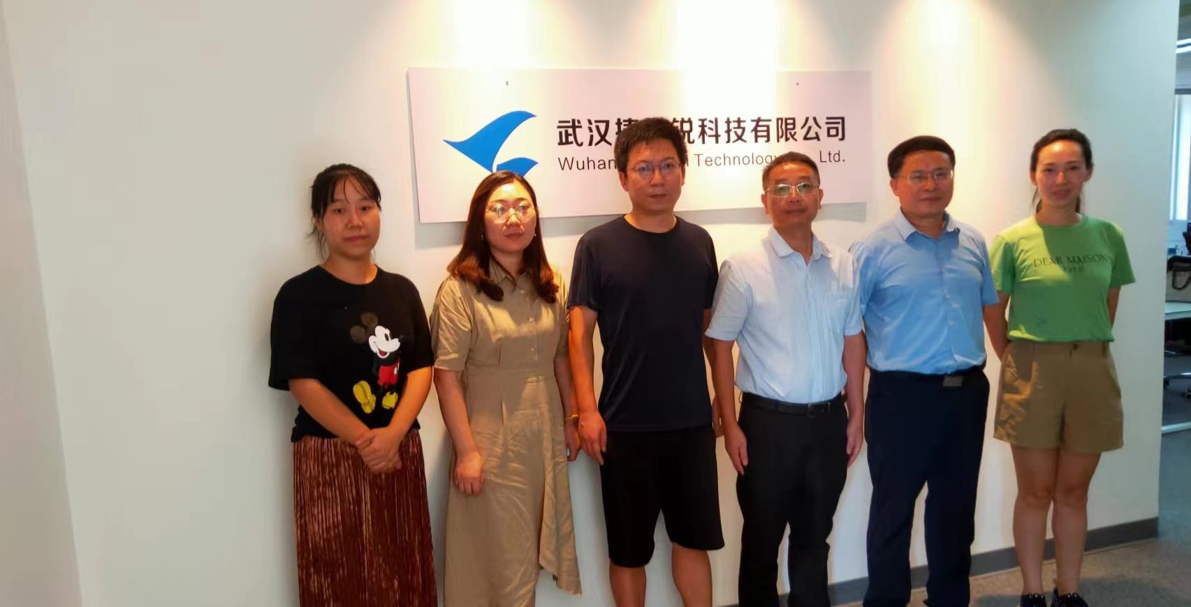 我校信息工程学院开展暑期教师进企业实践慰问活动