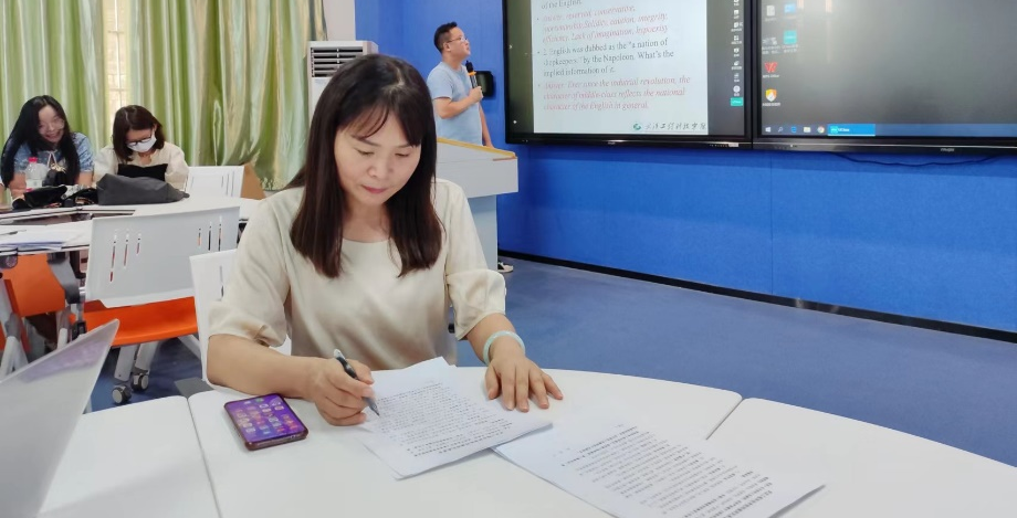 咬定青山不放松，立根扎在“磨课”中 ——英语系集体磨课活动