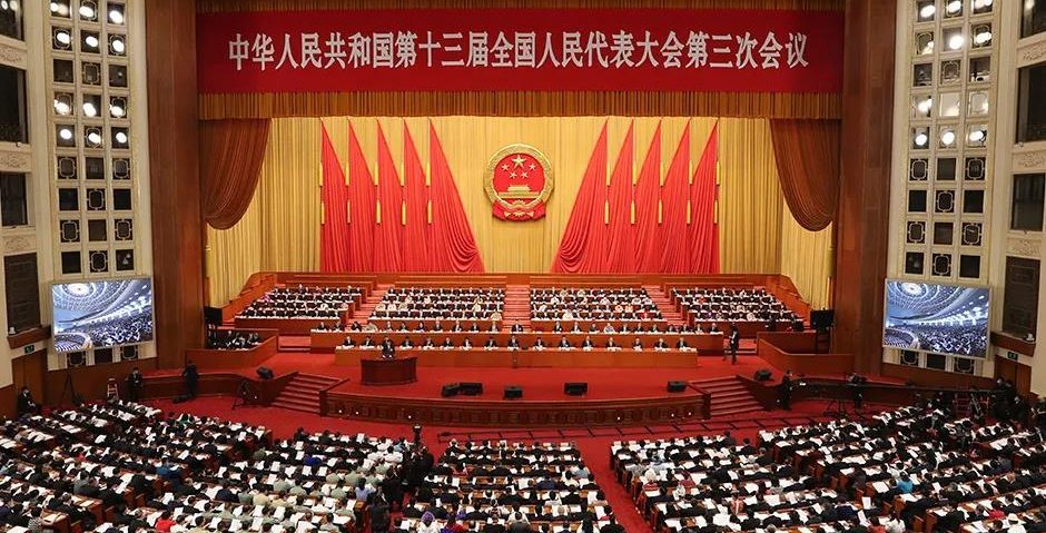 武工院师生积极收听收看两会直播 热议政府工作报告