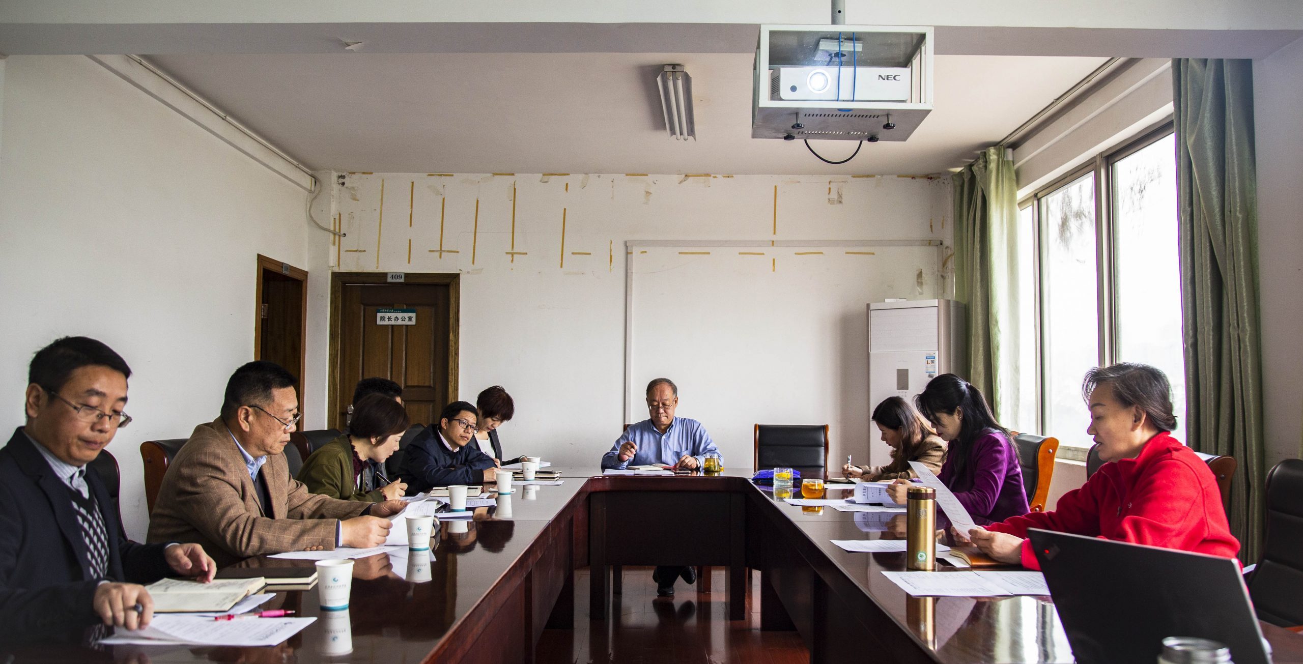 学校召开党委理论学习中心组集体学习会议
