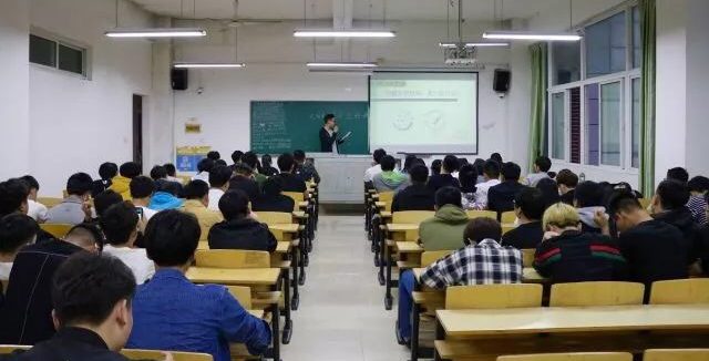 武工院师生共同关注全国“两会”盛况