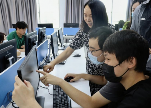以学生为本，面向未来    ——经济系课程建设发展