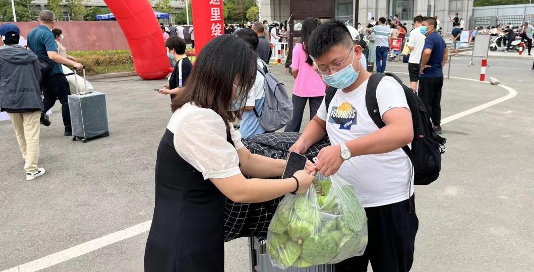 【长江日报】这位特殊新生报到，用家乡莲蓬感恩教师